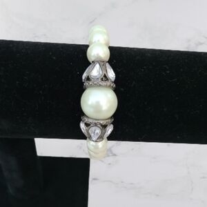 Bracelet. Stretch pearl, rhinestone and silver bracelet.